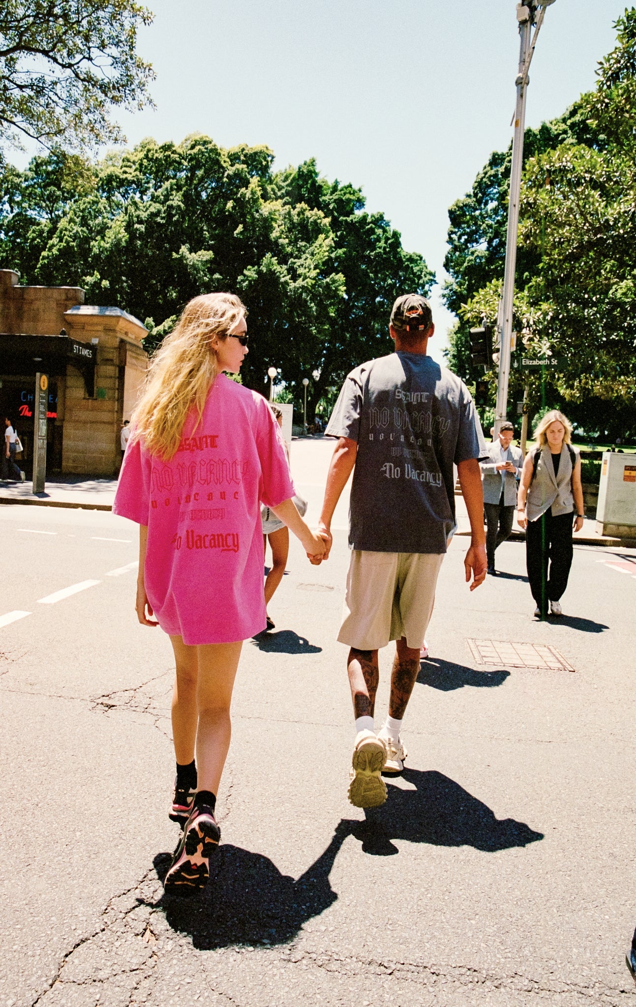 NO VACANCY TEE CHARCOAL ACID WASH