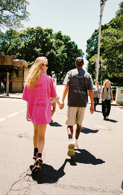 NO VACANCY TEE CHARCOAL ACID WASH