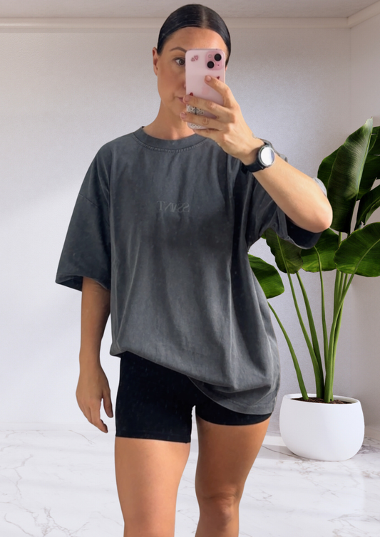 NO VACANCY TEE CHARCOAL ACID WASH