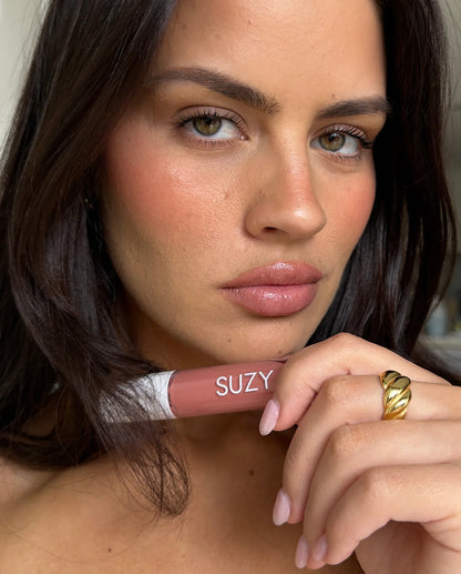 SUZY. GLOSS